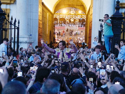 Daniel Luque, a hombros por la Puerta del Príncipe de La Maestranza.