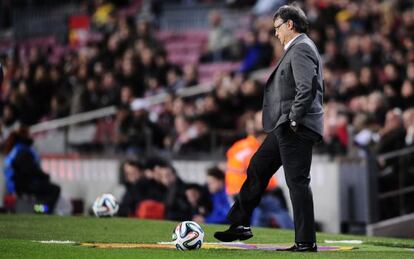 Martino controla el balón mientras, al fondo, se ve una parte de la grada vacía.