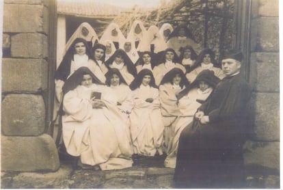 Bernardas de Ferreira con su capellán, en 1910.