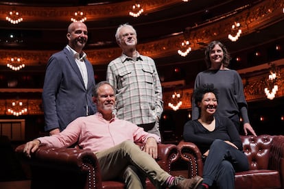 De izquierda a derecha y de pie, Víctor García del Moral, John Adams, la escenógrafa  Elkhanah Pulitzer; sentados, Gerald Finley y Julia Bullock. / DAVID RUANO