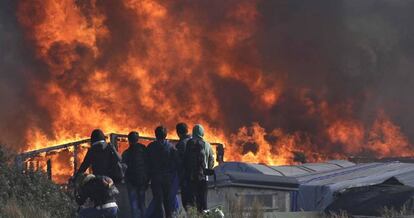 Varias personas observan las llamas, este miércoles en Calais.