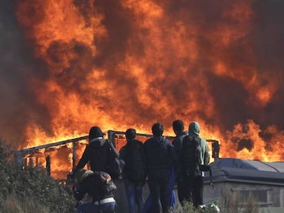 Varias personas observan las llamas, este miércoles en Calais.