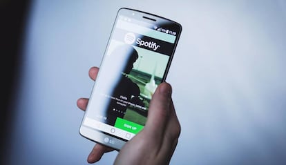 Móvil con Spotify