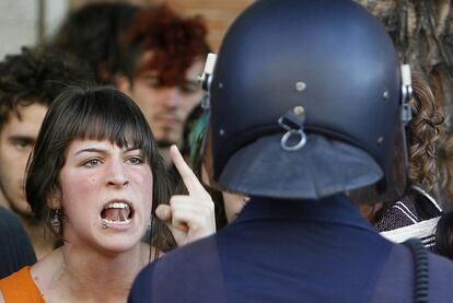 Una joven grita ante un policía en las proximidades del Congreso de los Diputados, donde los 'indignados' se han concentrado esta mañana y han llamado a los ciudadanos a acudir a la protesta.