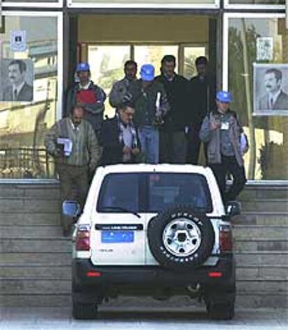 Un grupo de inspectores de la ONU sale de un complejo de ingeniería en Bagdad.