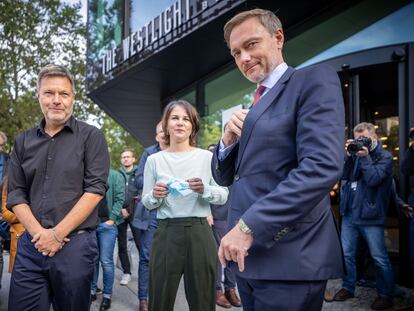 Christian Lindner, a la derecha, junto a los líderes verdes Robert Habeck y Annalena Baerbock, tras una rueda de prensa en Berlín el 1 de octubre.