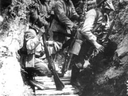Soldados franceses com máscaras antigás, nas trincheras.
