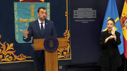 El presidente de Asturias, Adrián Barbón, durante la rueda de prensa de este viernes.