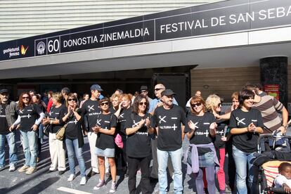 Improvisada protesta contra los recortes a la industria cultural frente a la sede del Zinemaldia, esta mañana en San Sebastián