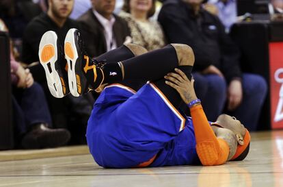 Carmelo Anthony, de los Knicks, se duele sobre la pista tras recibir una falta.