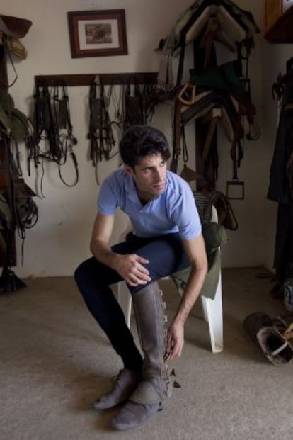 Alejandro Talavante, preparándose para entrenar en el guadarnés de su finca pacense.