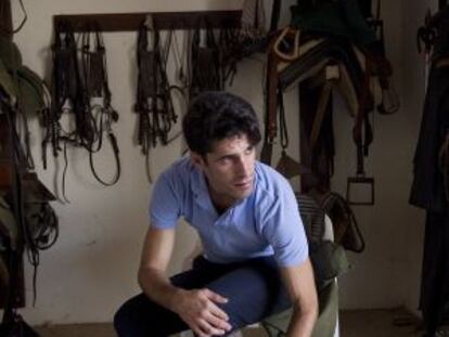 Alejandro Talavante, preparándose para entrenar en el guadarnés de su finca pacense.