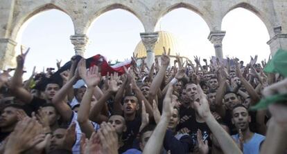 Un grupo de palestinos protesta en apoyo a Ham&aacute;s en Jerusal&eacute;n. 