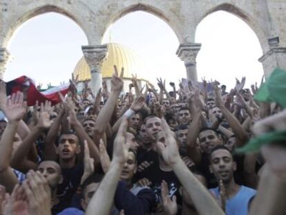 Un grupo de palestinos protesta en apoyo a Ham&aacute;s en Jerusal&eacute;n. 