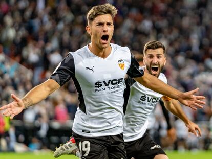 Hugo Duro celebra su segundo gol al Atlético, que dio el empate al valencia en el minuto 96.