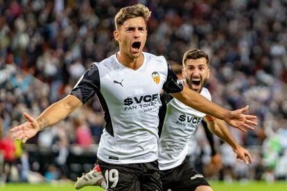 Hugo Duro celebra su segundo gol al Atlético, que dio el empate al valencia en el minuto 96.