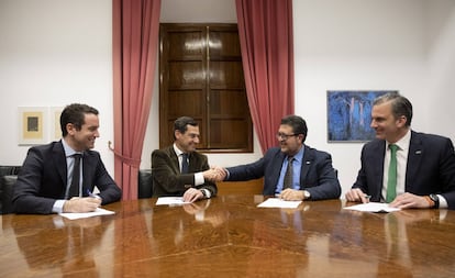 Juan Manuel Moreno saluda a Francisco Serrano durante la firma del acuerdo de investidura entre PP y Vox.
