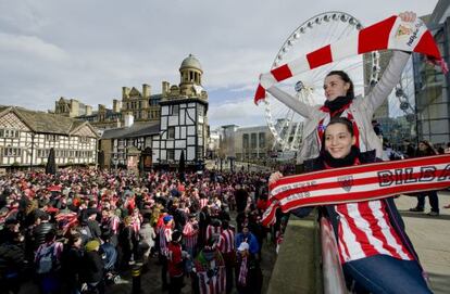 Seguidores del Athletic llenan una plaza del centro de Manchester ayer antes del partido.