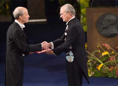 El Premio Nobel de Química ha sido para Roger D. Kornberg, que en la imagen recibe el galardón.