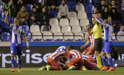 Torres es atendido por sus compañeros tras el golpe y la caída