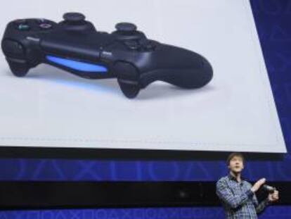 El diseñador de videojuegos Mark Cerny exhibe el mas reciente control "DualShock 4" durante la presentación del PlayStation 4, de Sony Computer Entertainment, en Nueva York, EE.UU.