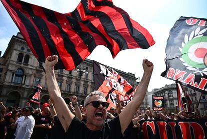 Hinchas de fútbol del AC Milan ondean banderas durante el funeral del ex primer ministro italiano Silvio Berlusconi, este miércoles en Milán.