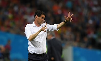 Hierro dando instrucciones durante el partido ante Portugal.