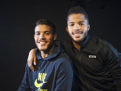 Jonathan (i) y Giovani (d) posan en la ciudad deportiva del Villarreal.