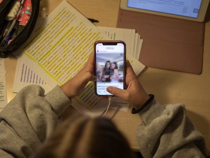 Una joven consulta sus redes sociales.