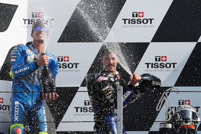 Maverick Viñales, en el centro de la imagen, celebra su triunfo con Mir en el podio de Misano.