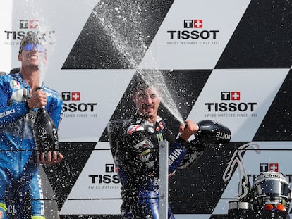 Maverick Viñales, en el centro de la imagen, celebra su triunfo con Mir en el podio de Misano.