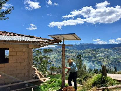 acciona.org instala sistemas fotovoltaicos domiciliarios —panel solar, batería y lámparas led— cuyo mantenimiento implica costear una cuota.