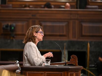 La vicepresidenta tercera y ministra para la Transición Ecológica y el Reto Demográfico, Teresa Ribera, interviene en la sesión de control en el Congreso de los Diputados este miércoles.