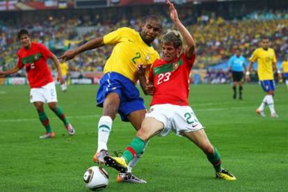 Coentrão, ante Maicon en el Portugal-Brasil.