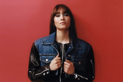 La artista Aitana, maquillada por YVES SAINT LAURENT: se amplifica la mirada utilizando la sombra de color turquesa en la zona del lagrimal; el ojo se delinea con Crushliner y se remata con unos toques de máscara Lash Clash, todo de la firma francesa. Chaqueta y pantalón, ambos de ALEXANDER MCQUEEN.