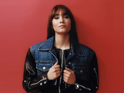 La artista Aitana, maquillada por YVES SAINT LAURENT: se amplifica la mirada utilizando la sombra de color turquesa en la zona del lagrimal; el ojo se delinea con Crushliner y se remata con unos toques de máscara Lash Clash, todo de la firma francesa. Chaqueta y pantalón, ambos de ALEXANDER MCQUEEN.