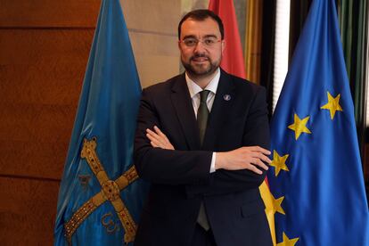 El presidente del Principado delante de la bandera asturiana y europea.