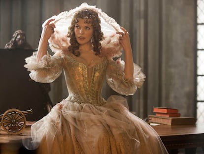 Milla Jovovich encarna a Lady de Winter.