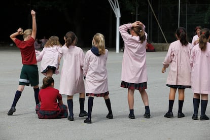 Alumnas de espaldas, en el patio del colegio solo para niñas La Vall, en Bellaterra, Barcelona. / Josep Garcia