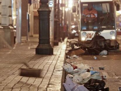Equipos de limpieza retiran basura de las calles de Valencia tras la &#039;crem&agrave;&#039;.