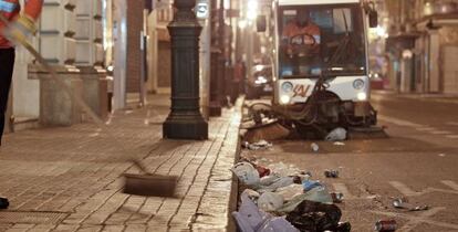 Equipos de limpieza retiran basura de las calles de Valencia tras la 'cremà'.