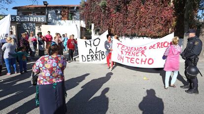 Vecinos de la Ca&ntilde;ada protestan en marzo por el derribo de unas viviendas.