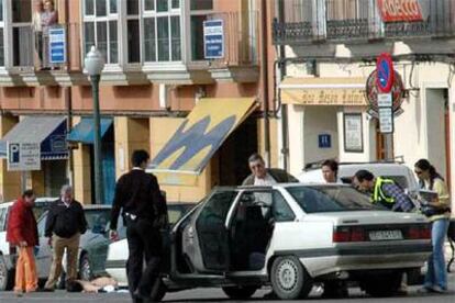 Varios policías recogen pruebas en el lugar donde ha fallecido un joven y otro ha sido herido en Teruel.