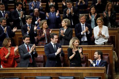 El líder del PP, Pablo Casado, aplaudido por los miembros de su grupo tras su intervención.