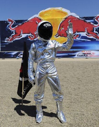 Lorenzo celebra su victoria en el Gran Premio de Laguna Seca recreando la llegada del hombre a la Luna.