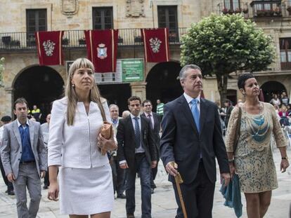 Urkullu, en el centro, junto a su mujer, a la derecha, y la alcaldesa de Elorrio.