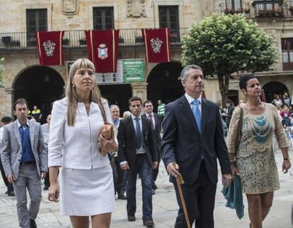 Urkullu, en el centro, junto a su mujer, a la derecha, y la alcaldesa de Elorrio.