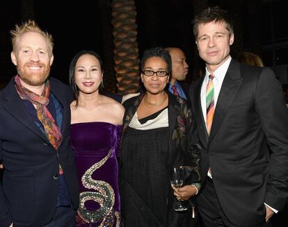 Brad Pitt (derecha) acompa&ntilde;ado de (en orden) el artista Thomas Houseago, la empresaria Eva Chow y la productora Muna El Fituri. 