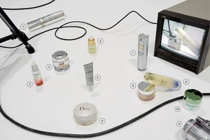 1. Glyco Extreme Peel, de Natura Bissé. Exfoliante proenzimático con péptidos, mejora el tono y afina la textura de la piel en rostro, cuello y escote. Se aplica con un suave masaje. 199 euros. 2. Crema de día reafirmante de Weleda. Cuidado antioxidante con granada que contrarresta los efectos de los radicales libres. 24,95 euros. 3. The Neck and Décolleté Concentrate, de La Mer. Bálsamo intensivo hidratante, con un concentrado que aporta firmeza a la zona del cuello. 275 euros. 4. The Ritual of Namaste Bakuchiol, de Rituals. Contiene semillas del bakuchiol, una planta india con propiedades antioxidantes que ayuda a mantener la elasticidad de la dermis. 19,95 euros. 5. Suprême Jeunesse Cou et Décolleté, de Payot. Con efecto tensor, su aplicación en roll-on favorece la penetración de los activos. 77 euros. 6. Capture Totale C.E.L.L. Energy, de Dior. Crema intensiva global para rostro y cuello que nutre y corrige los signos del envejecimiento. 106 euros. 7. B21 Soin Extraordinaire Lifting Cou et Décolleté, de Orlane. Con aminoácidos extraídos del lirio azul, ayuda a reducir arrugas, flacidez y manchas. 67,20 euros. 8. Crema Cachemir Redensificante Resveratrol-Lift, de Caudalie. Con Resveratrol, péptidos, ácido hialurónico y colágeno vegano, mejora las arrugas, reafirma y redensifica rostro y cuello. 43,70 euros. 9. Vital Perfection LiftDefine, de Shiseido. Este sérum combate los signos del envejecimiento gracias al extracto de berro, que promueve la resistencia natural de la piel. 155 euros. 10. V-Neck Cream, de Valmont. Este velo que suaviza, tonifica y redensifica se aplica con un masaje ascendente desde el pecho hacia el escote y el cuello. 249 euros.