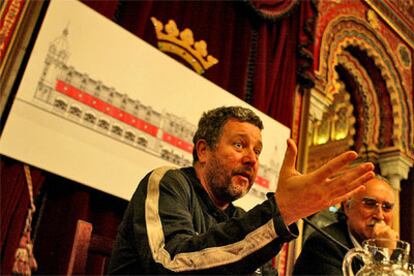 Phillippe Starck junto al alcalde de Bilbao, Iñaki Azkuna, ayer en el Ayuntamiento de la capital vizcaína